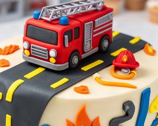 Brandweertaart met rode wagen, wegmarkering en helmdecoratie voor een kinderfeestje